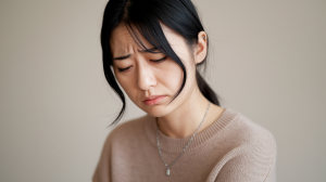 暗い表情の女性