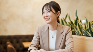 笑顔の30代女性